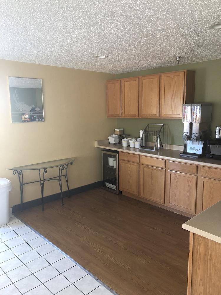 Super 8 By Wyndham Florence Co Экстерьер фото